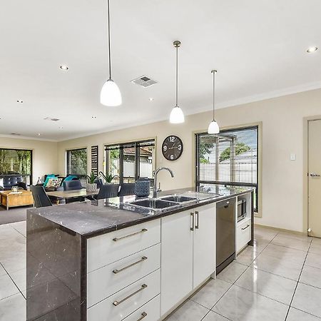 Accommodation On Lansell 1 Being Unit 1 Of 6 Lansell Street Mount Gambier Bagian luar foto